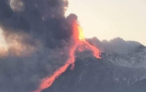 Las sorprendentes imágenes y videos que dejó la erupción del volcán Etna: Catania cierra su aeropuerto