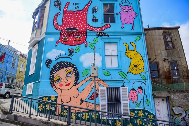 Mon Laferte arriesga multa por mural pintado en Valparaíso