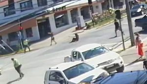 Panguipulli: Revelan nuevo video donde se aprecia disparo de Carabineros a malabarista cuando ya estaba en el suelo