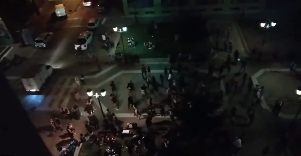 Denuncian masiva fiesta clandestina en Paseo Bulnes a metros de La Moneda: Gobierno no se enteró
