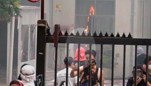 Denuncian que nuevo video revelaría que equipo Intra Marchas de Carabineros "incitó" incendio en la Universidad Pedro de Valdivia