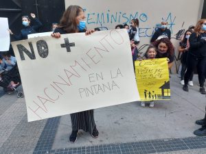 Vecinos de La Pintana protestan frente al Serviu: “Están cambiando el problema habitacional por el hacinamiento”