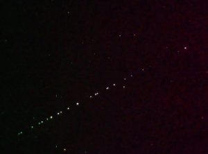 Supuesto OVNI sorprendió a Chile y el mundo: Así fue el espectáculo de los satélites del proyecto "Starlink" de Elon Musk