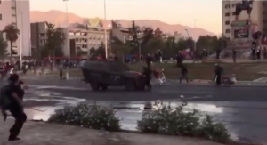 Atropello con 'zorrillo' y violentas arremetidas marcan nueva jornada de protestas en Plaza Dignidad