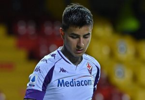 Pese a tremendo golazo de Erick Pulgar, la Fiorentina cae ante el Milan en un partidazo