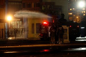 Detienen a 17 personas por delitos desde el 18-O en Iquique y familias denuncian violentos allanamientos