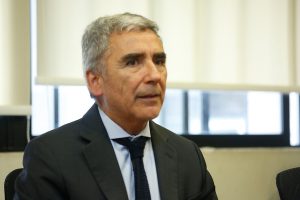 “De pronto se infantilizó”: Critican a rector Carlos Peña por sus dichos contra Izkia Siches en columna de opinión
