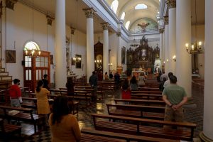 En vísperas de Semana Santa: Corte Suprema autoriza servicios religiosos incluso en cuarentena