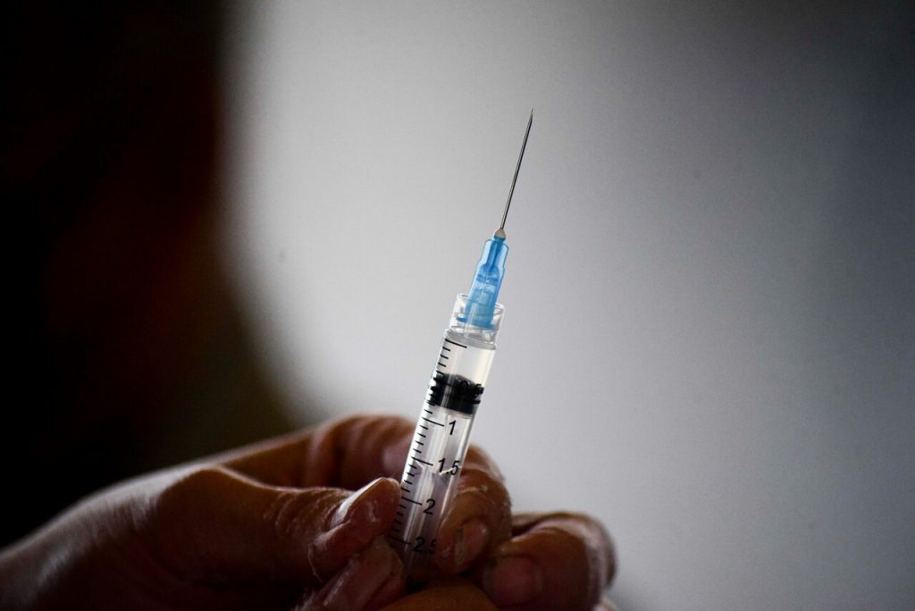 Nuevo error en vacunación anti COVID-19: Cesfam pone segunda dosis Sinovac a personas que debían recibir Pfizer