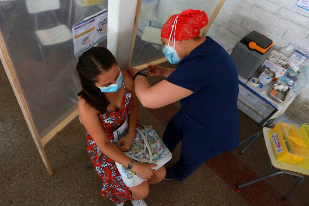 Chile supera los 4 millones de personas vacunadas contra el COVID-19
