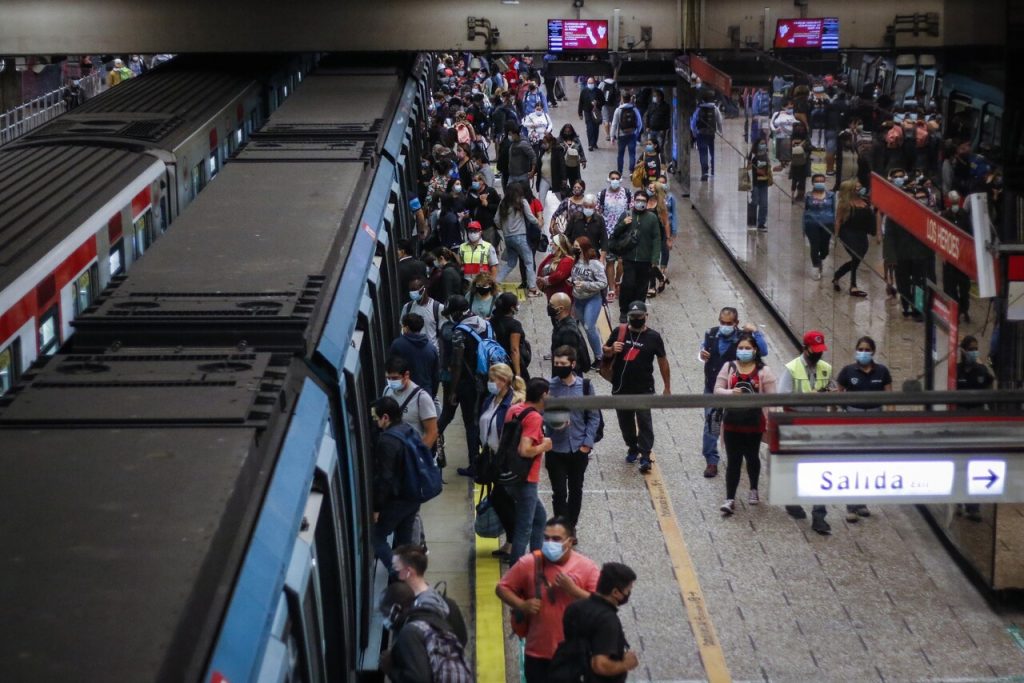 Toque de queda: ¿Cuáles son los nuevos horarios de funcionamiento del Metro y Transantiago?