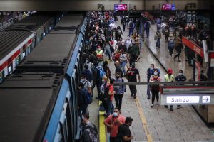 Tras llamado a paro de trabajadores: Metro anuncia horario normal y refuerzo de seguridad