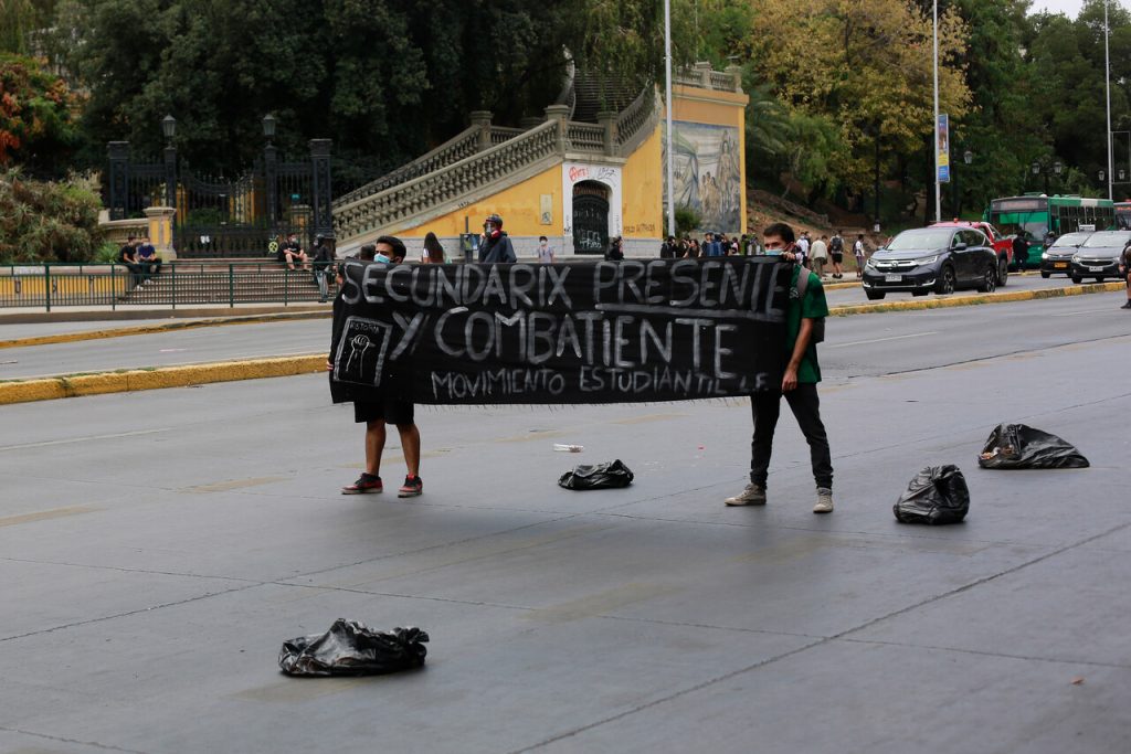«Volvemos con todo a las calles»: Estudiantes secundarios se manifestaron en la Alameda