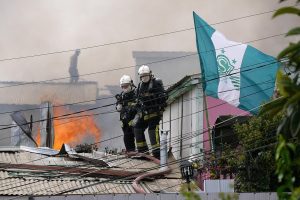Incendio en Cerro Rocuant de Valparaíso consumió cinco casas tras propagarse por culpa de la maleza