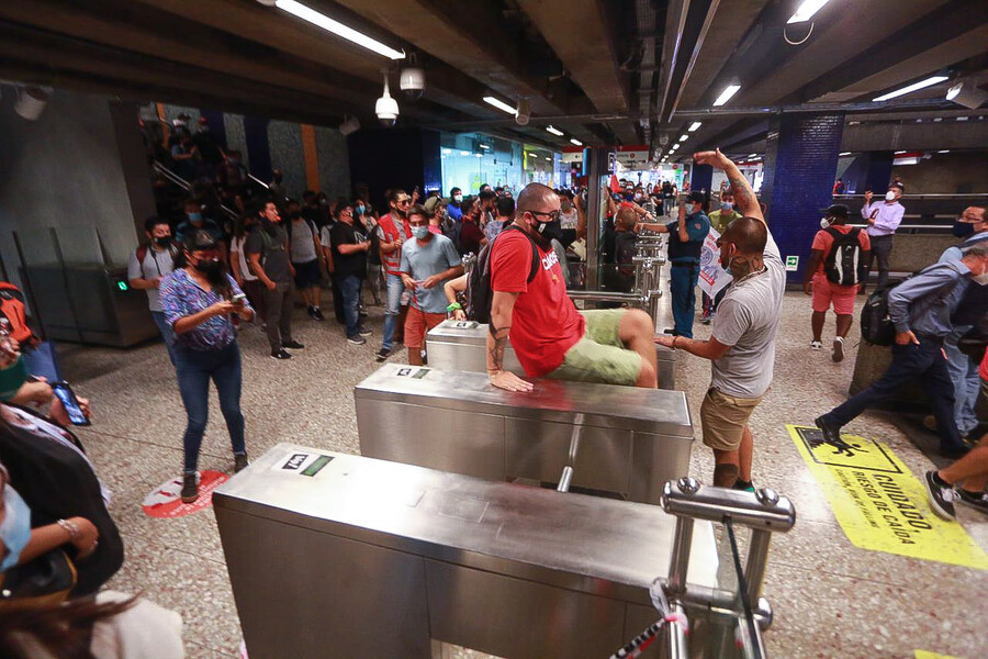 Metro de Santiago cierra cuatro estaciones por protesta de trabajadores en paro