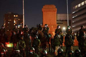 Protestas en Plaza Baquedano dejan 62 detenidos y 13 carabineros lesionados