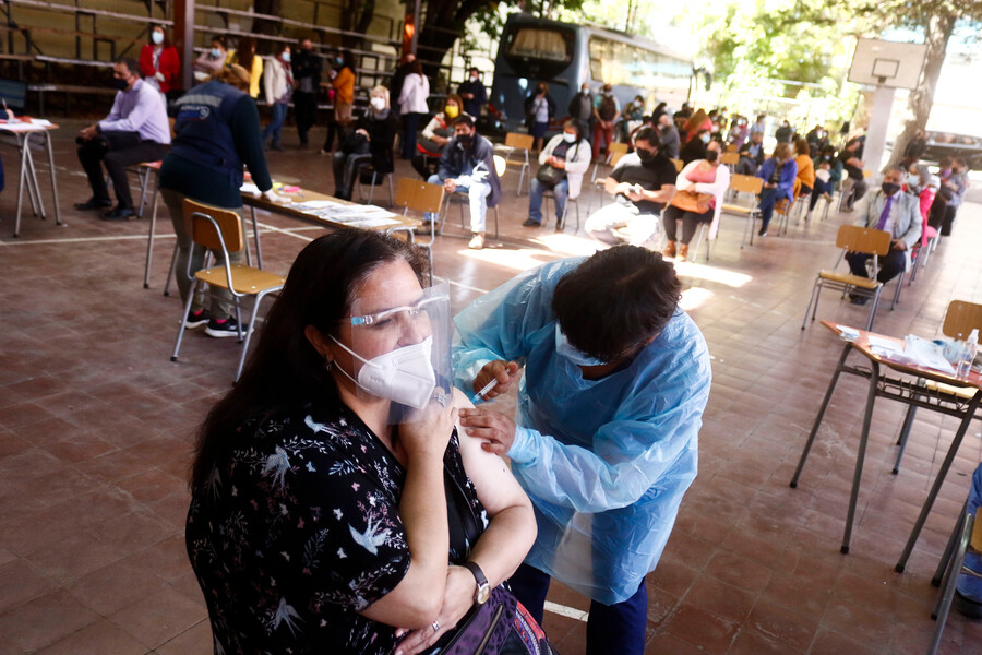 Cobraban $15 mil por dosis a domicilio: Seremi de Salud abre sumario contra vacunatorio en Chillán
