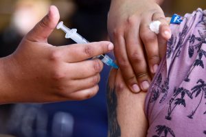 Se acelera proceso de vacunación contra COVID-19: Podrán inmunizarse personas entre 44 y 35 años