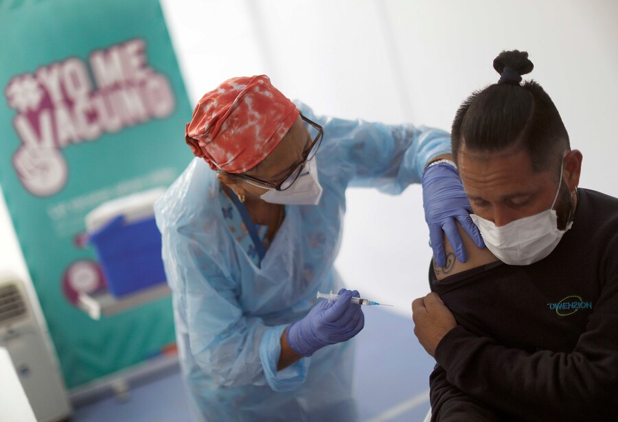 COVID-19: Gobierno evalúa entrega de un “carnet verde” a quienes estén vacunados
