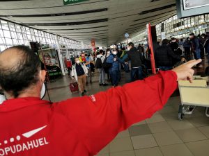 Colapso en el aeropuerto: Funcionarios de Aeronáutica Civil piden cerrarlo porque no "queremos ser cómplices de más contagios"