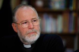 Obispo de Punta Arenas llama a desobedecer la “ley injusta” que impide realización de misas