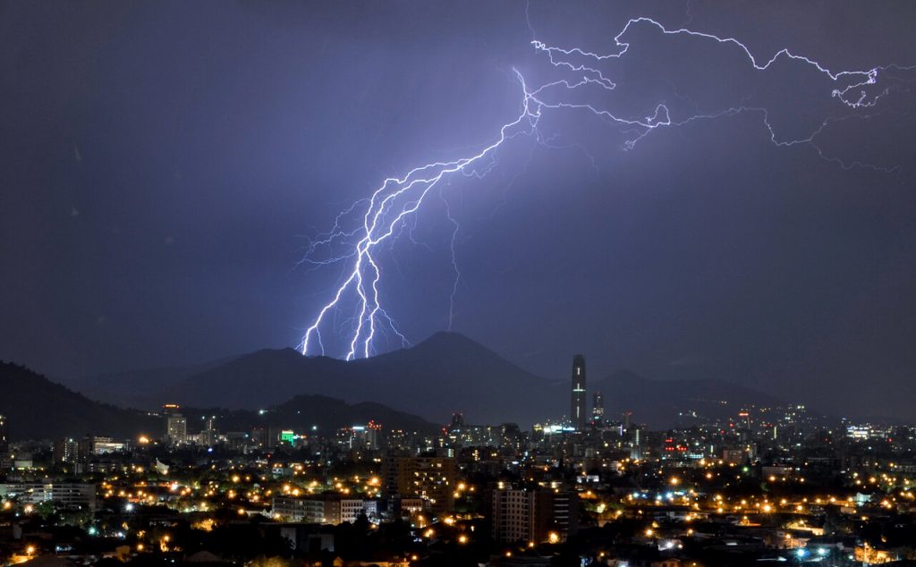 Tormenta eléctrica en Santiago: ¿A qué hora podrían verse los relámpagos en la capital?