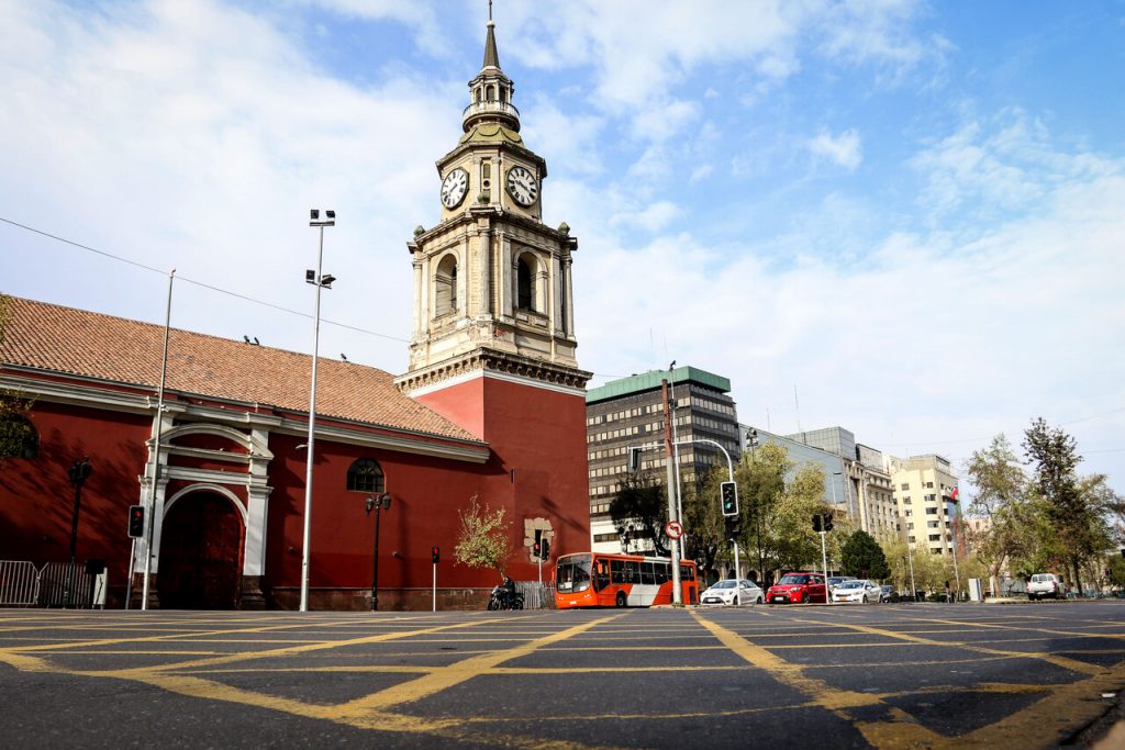 Presentan millonaria demanda contra el Arzobispado de Santiago por caso de abuso registrado en la Iglesia de San Francisco