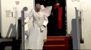 El papa Francisco llega a Irak en una visita histórica de tres días