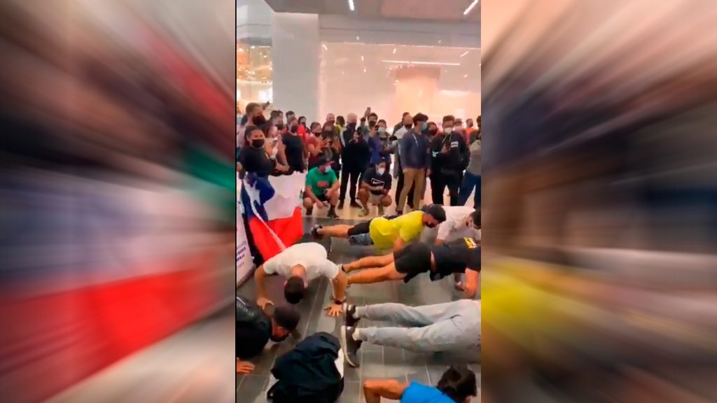 “Veamos qué dice el Minsal”: Deportistas protestan con sesión ejercicios en Costanera Center