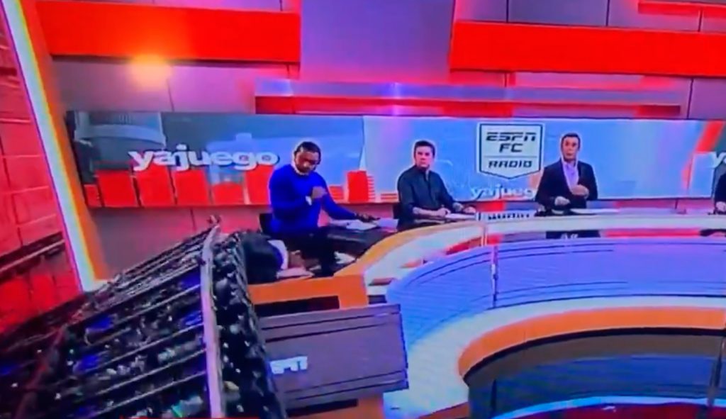 Periodista de ESPN Colombia sufre grave accidente en vivo al ser aplastado por pantalla gigante