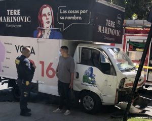 VIDEO | Camión de la campaña de Tere Marinovic chocó a un vehículo menor y mandaron a quitar las gráficas de la candidata