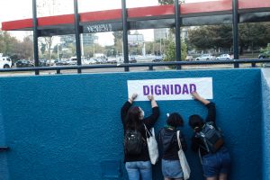 Súper Lunes Feminista: Renombran estaciones del Metro de Santiago con demandas y consignas del programa de la huelga 8M