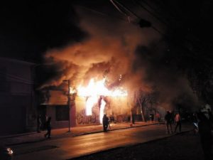 Tragedia en Quinta Normal: Dos adultas mayores fallecen en voraz incendio que consumió su casa