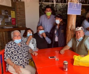 VIDEO| Denuncian masivo almuerzo de adultos mayores en Zapallar que habría organizado alcalde que va a la reelección