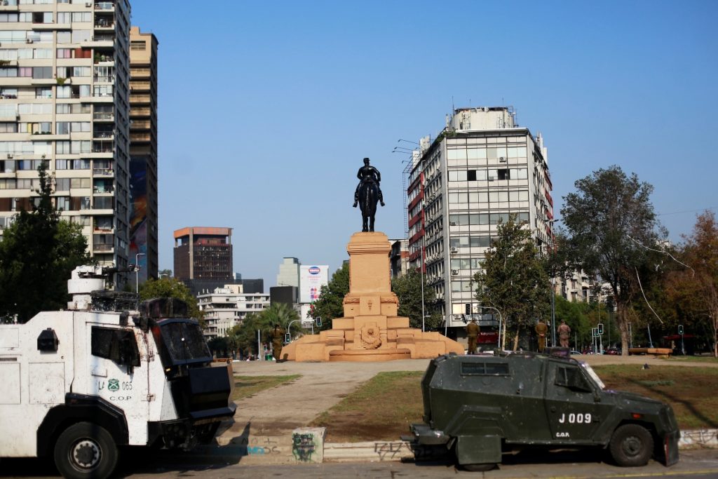 Ordenan al Ejército revelar nombres de quienes autorizaron publicación de comunicado tras daños a la estatua a Baquedano