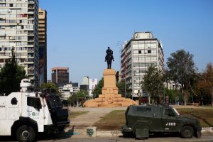 Monumento a Baquedano amanece nuevamente restaurado tras incendio en manifestaciones de este viernes