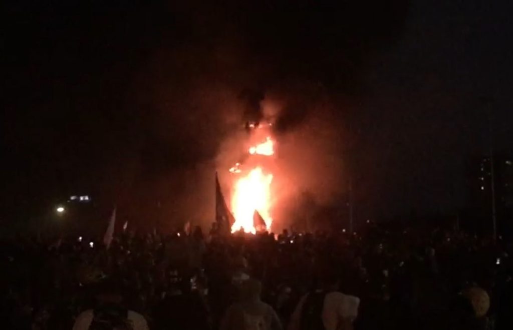 Prenden fuego a estatua de Baquedano en medio de nueva jornada de protestas