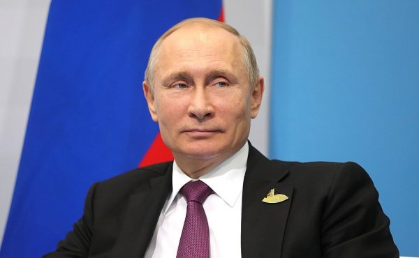 Vladimir Putin firma ley que prohíbe la propaganda LGBTIQ+ en Rusia