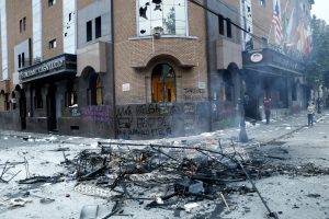 Absuelven a los tres acusados de incendiar hotel durante estallido social, pero son condenados por bombas molotov