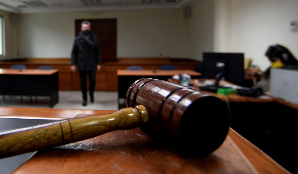 Funcionario del Poder Judicial detenido en Traiguén queda en prisión preventiva tras hallazgo de armamento en su domicilio