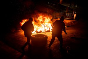 Nueva noche de manifestaciones contra Piñera por el tercer retiro deja dos buses quemados y barricadas