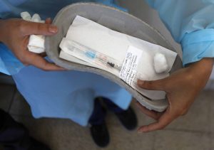 Vacuna de AstraZeneca: El ISP entregará su versión tras casos de trombos conocidos en el mundo