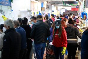 Semana Santa en pandemia: Clientes se aglomeran en masiva concurrencia al Terminal Pesquero