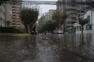 Se acerca un nuevo sistema frontal: ¿Cuándo comenzará a llover en Santiago?
