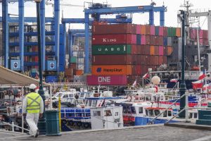 Consejo internacional de portuarios advierte que bloqueará carga chilena por Piñera acudiendo al TC