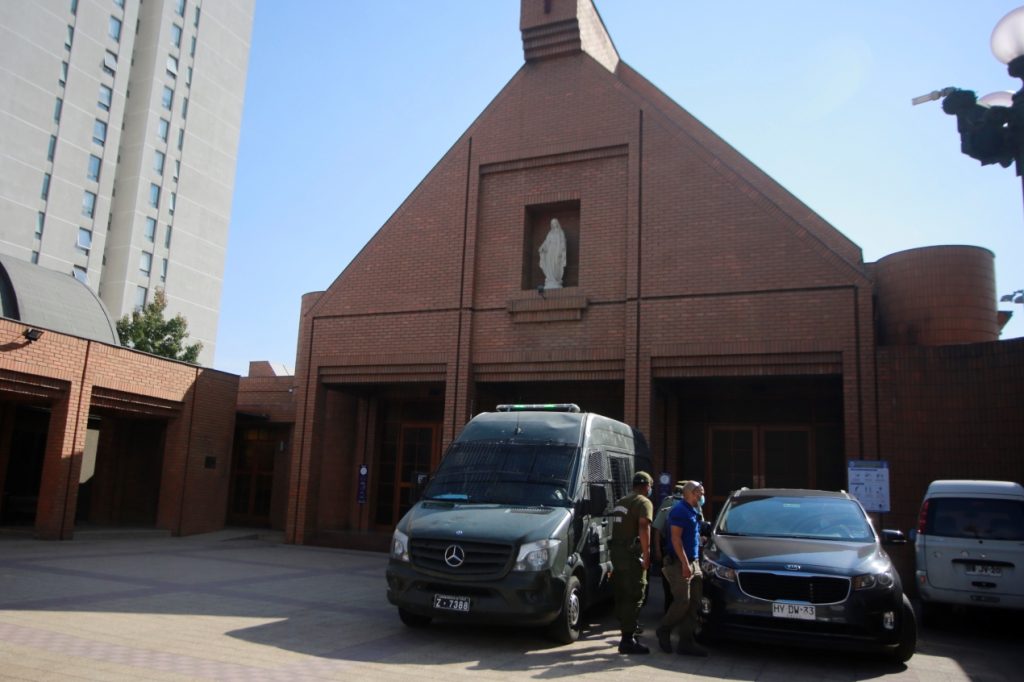 12 personas detenidas por matrimonio clandestino en la Parroquia Santa María de Las Condes