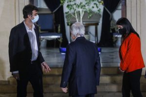 Tras su derrota política: Piñera analizaría un cambio de gabinete y sacar a Cristián Larroulet del ‘segundo piso’