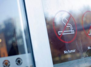Minsal sale a aclarar dichos de Paris y asegura que tabaco no saldrá de la lista de bienes esenciales