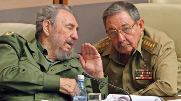 Documentos de la CIA revelan dos intentos para asesinar a Fidel y Raúl Castro