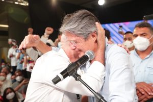 Un Ecuador dividido entrega el poder al conservador Guillermo Lasso